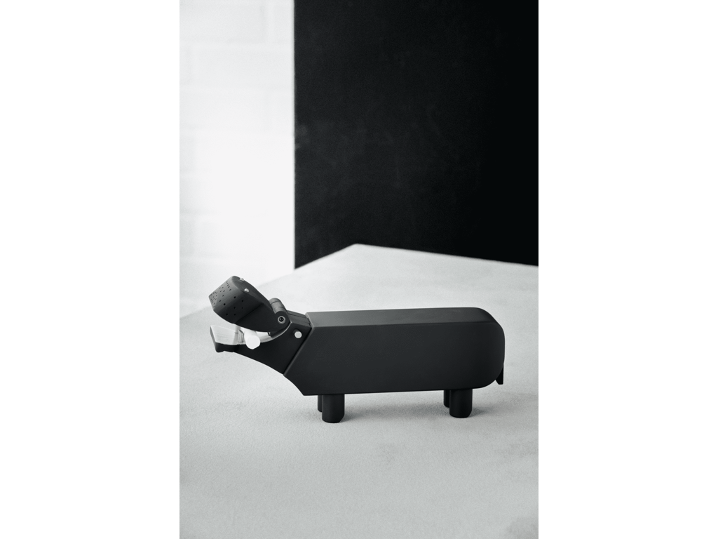 KAY BOJESEN FLODHEST MED SORT TAVLEMALING