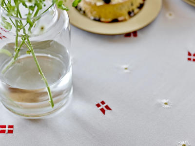 Södahl Dug 140 x 220 cm med fødselsdagsbroderi, Tillykke