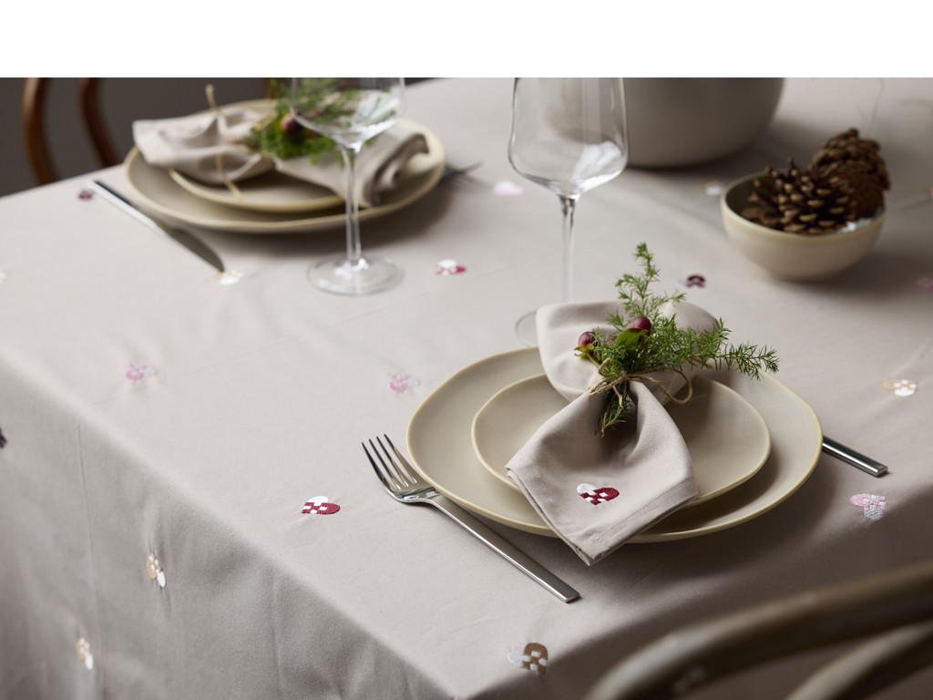 Södahl Dug 140 x 320 cm i dark red, Christmas Hearts Embroidery