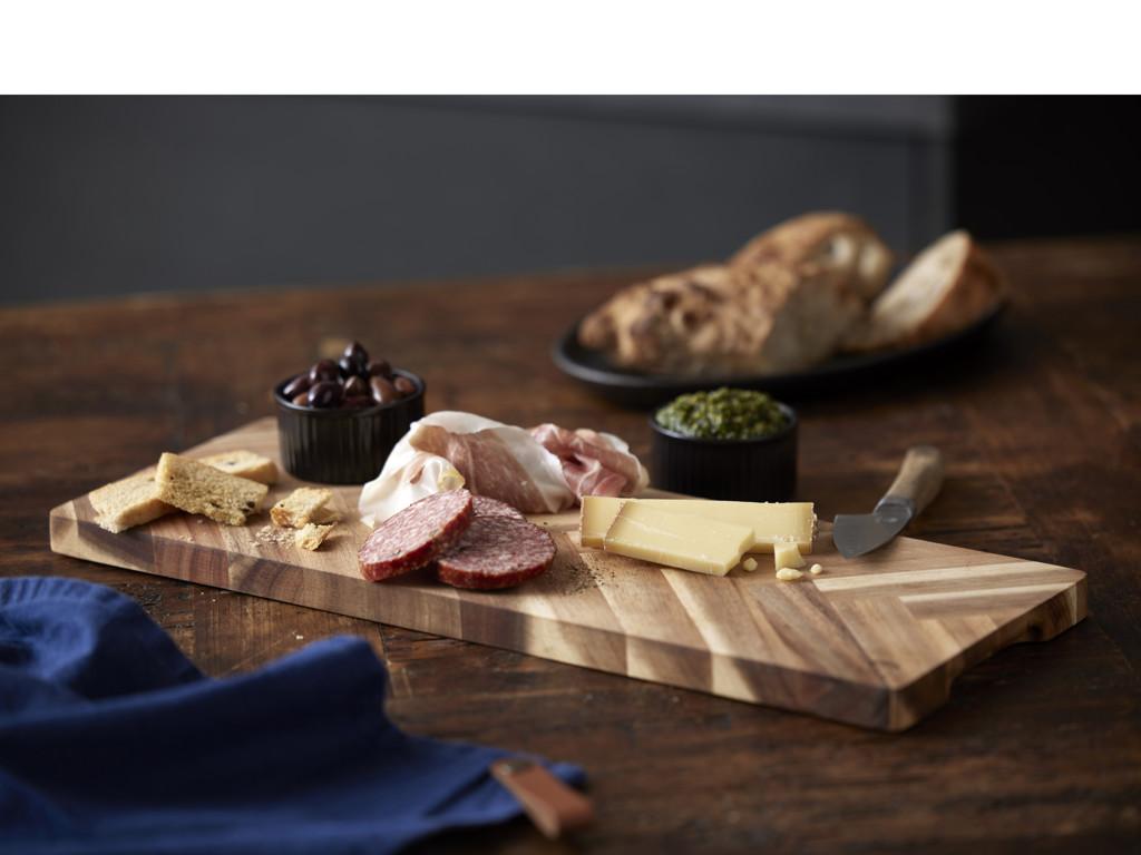 HOLM Skære- /serveringsbræt m. sildeben 45 x 16,5 x 1,9 cm i FSC certificeret akacietræ