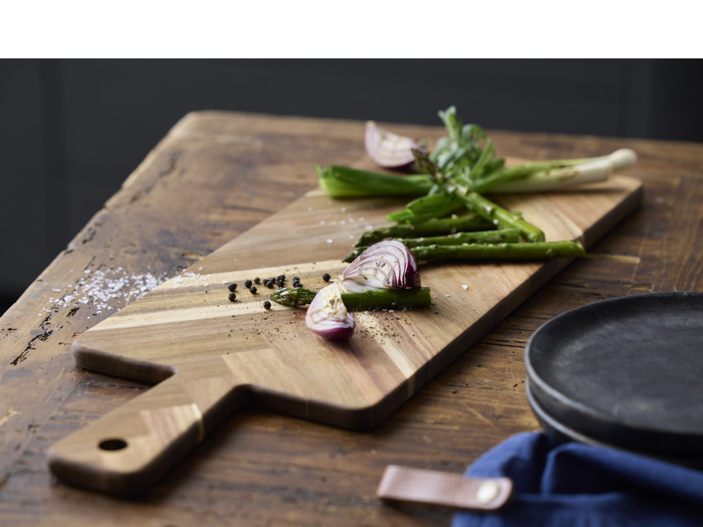 HOLM Serveringsbræt m. sildeben 55 x 20 x 1,5 cm i FSC certificeret akacietræ