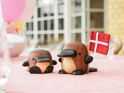 Fablewood Næbdyrsæt Med Flag + Holder