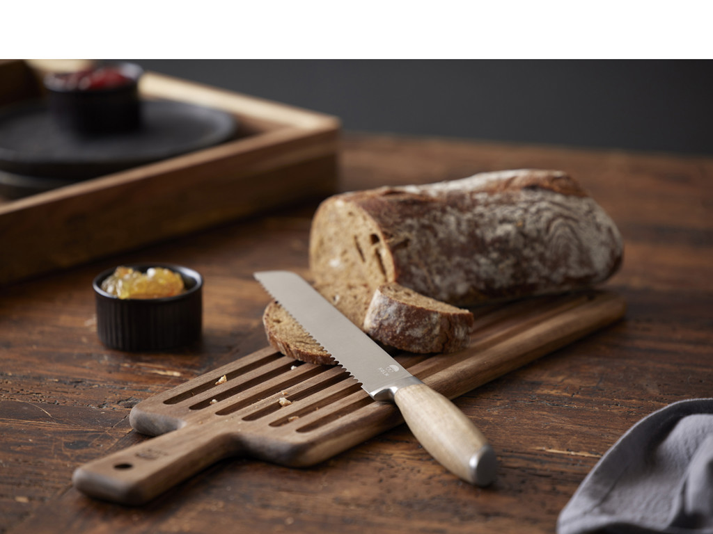 #HOLM Skærebræt 46 x 13,8 x 1,5 cm m. brødkniv i rustfrit stål og FSC certificeret akacietræ