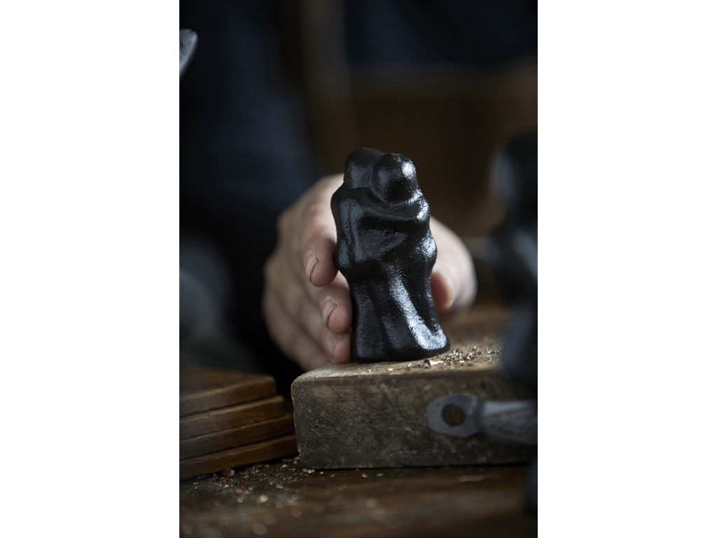 Morsø Skulptur i støbejern 8,5 x 4 x 4 cm, med individuelt budskab - Et kram fra mig til dig