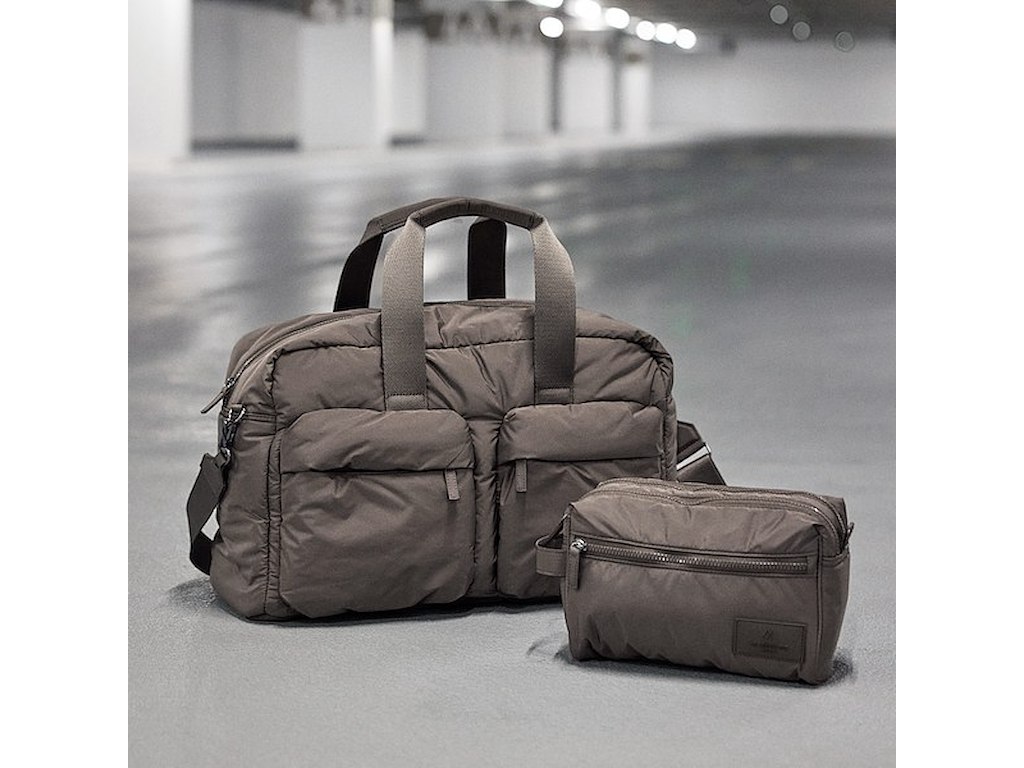 Weekendtaske og toilettaske i 100% RECYCLED POLYESTER Brun