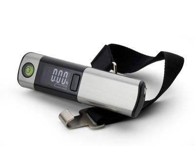 Nordic Sense Bagagevægt i sølv/sort, kan veje op til 50 kg og indbygget målebånd på 1 meter