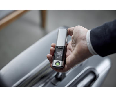 Nordic Sense Bagagevægt i sølv/sort, kan veje op til 50 kg og indbygget målebånd på 1 meter