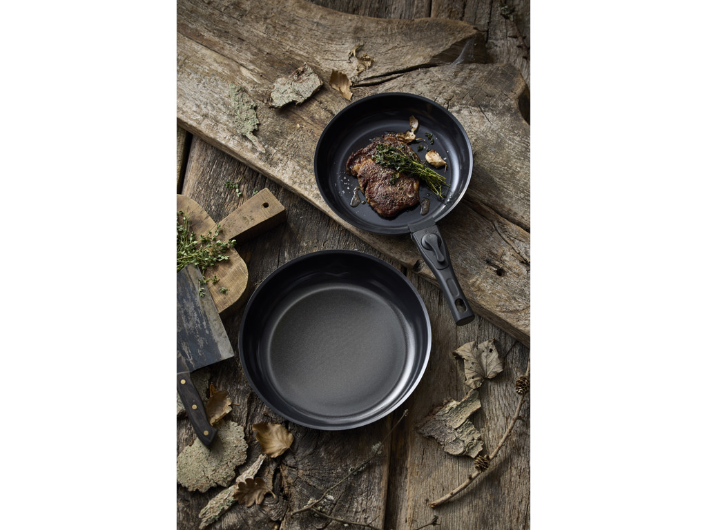 HOLM Stegepandesæt 24 og 28 cm i aluminium med keramisk non-stick-belægningog et aftageligt greb